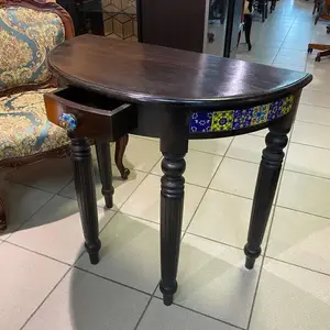 Консоль с изразцами