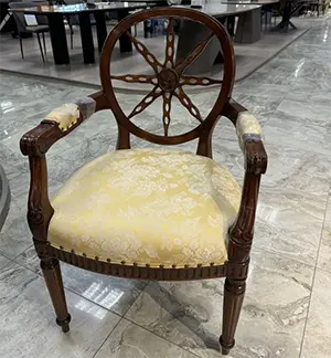 Стул с подлокотниками