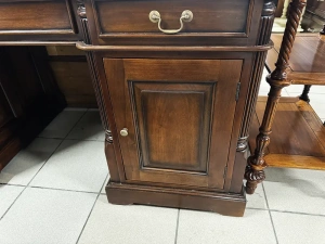 Cтол письменный 160 двухтумбовый с зеленой кожей MSU.104R GREEN купить в интернет магазине Мебельный Салон. Звоните +7 495 743 46 14