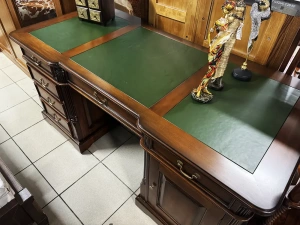 Cтол письменный 160 двухтумбовый с зеленой кожей MSU.104R GREEN купить в интернет магазине Мебельный Салон. Звоните +7 495 743 46 14