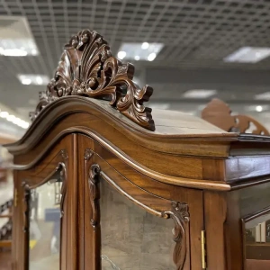 Витрина Чиппендейл  МИГ214 купить в интернет магазине Мебельный Салон. Звоните +7 495 743 46 14