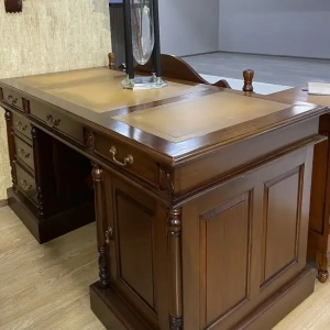 Стол письменный с коричневой кожей 155 см  МИГ222 купить в интернет магазине Мебельный Салон. Звоните +7 495 743 46 14